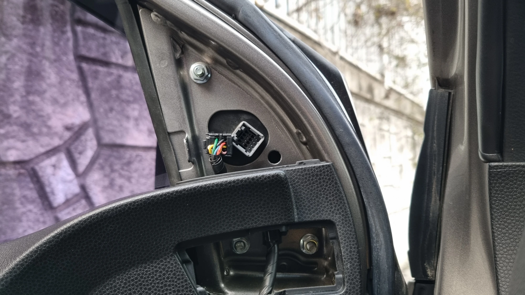 사이드미러 고정 너트 위치