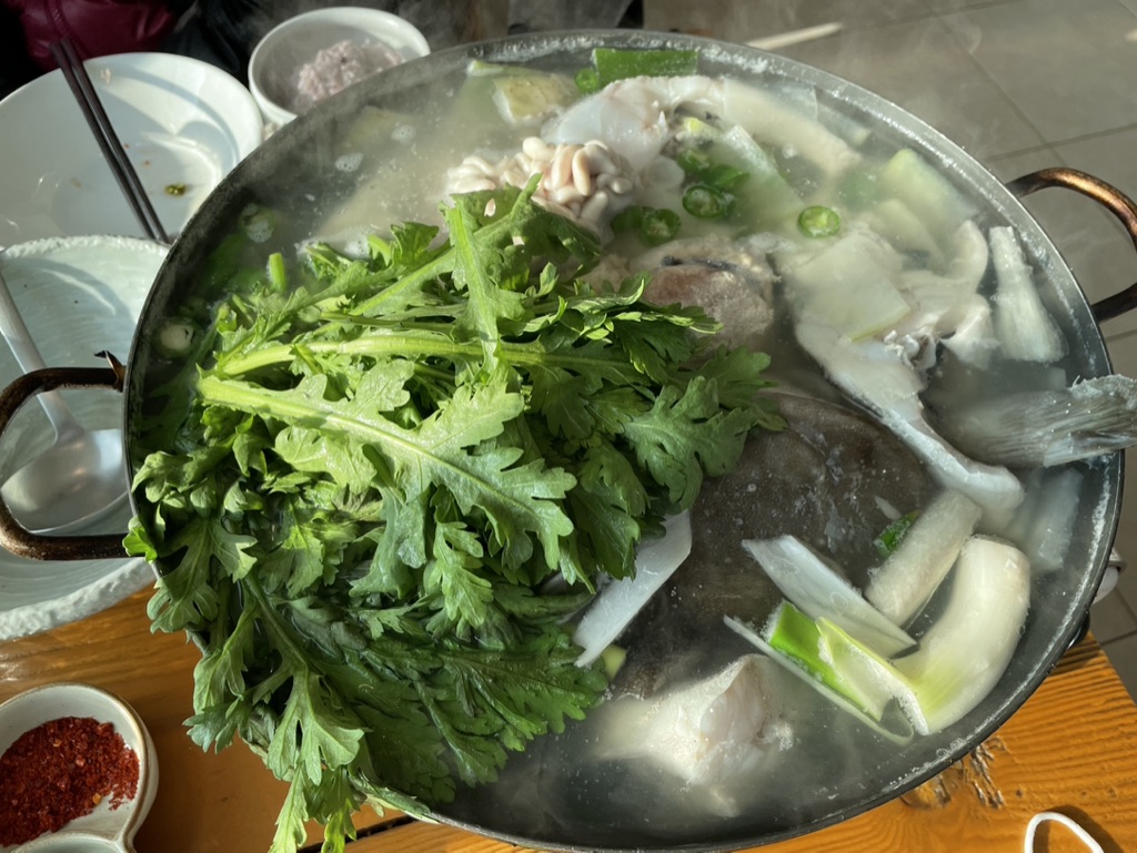 언덕위에바다 대구탕 안에 엄청 큰 대구