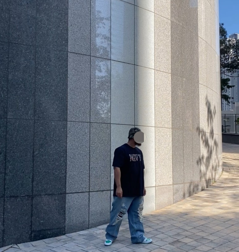 데일리룩(2025. 6. 4.)엑스트라오디너리 카모 버킷햇 벙거지, 엔티엠티(NTMT) 네이비 카모반팔 티셔츠, 무신사스탠다드 와이드 데미지진, 나이키 덩크하이 레트로 그린/화이트