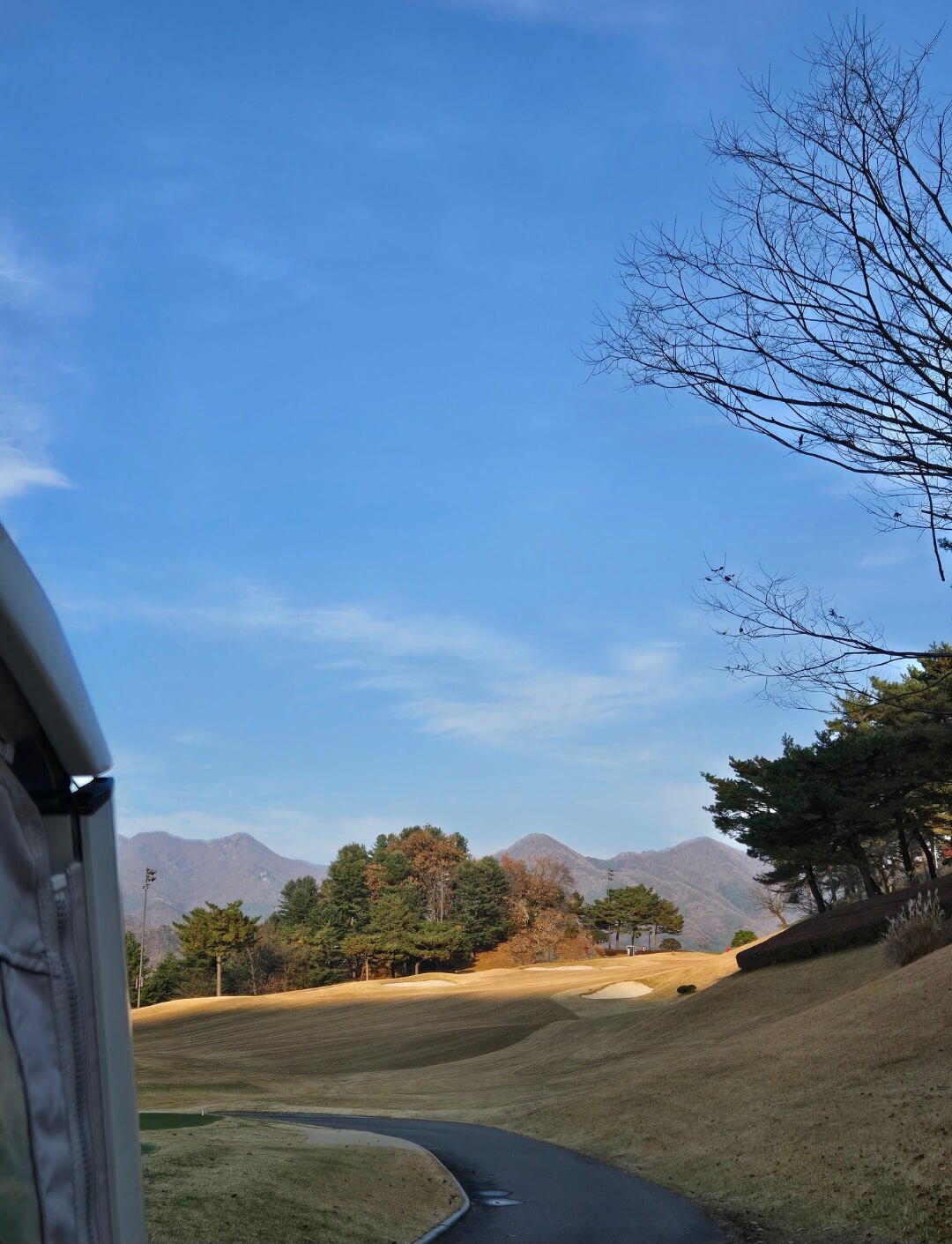 가을색으로 덮힌 넓은 페어웨이