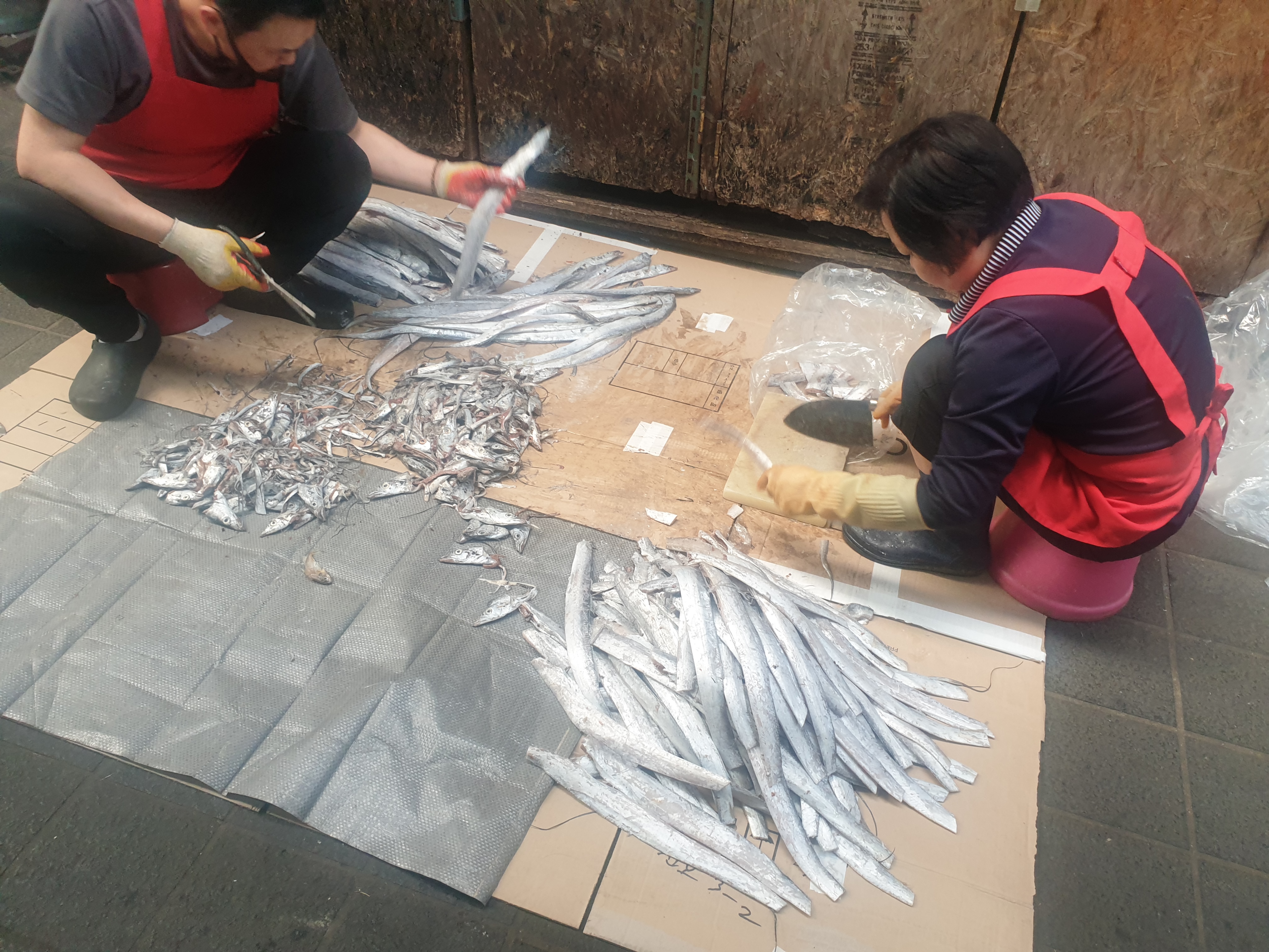 갈치조림 가게 분들의 갈치 손질 장면