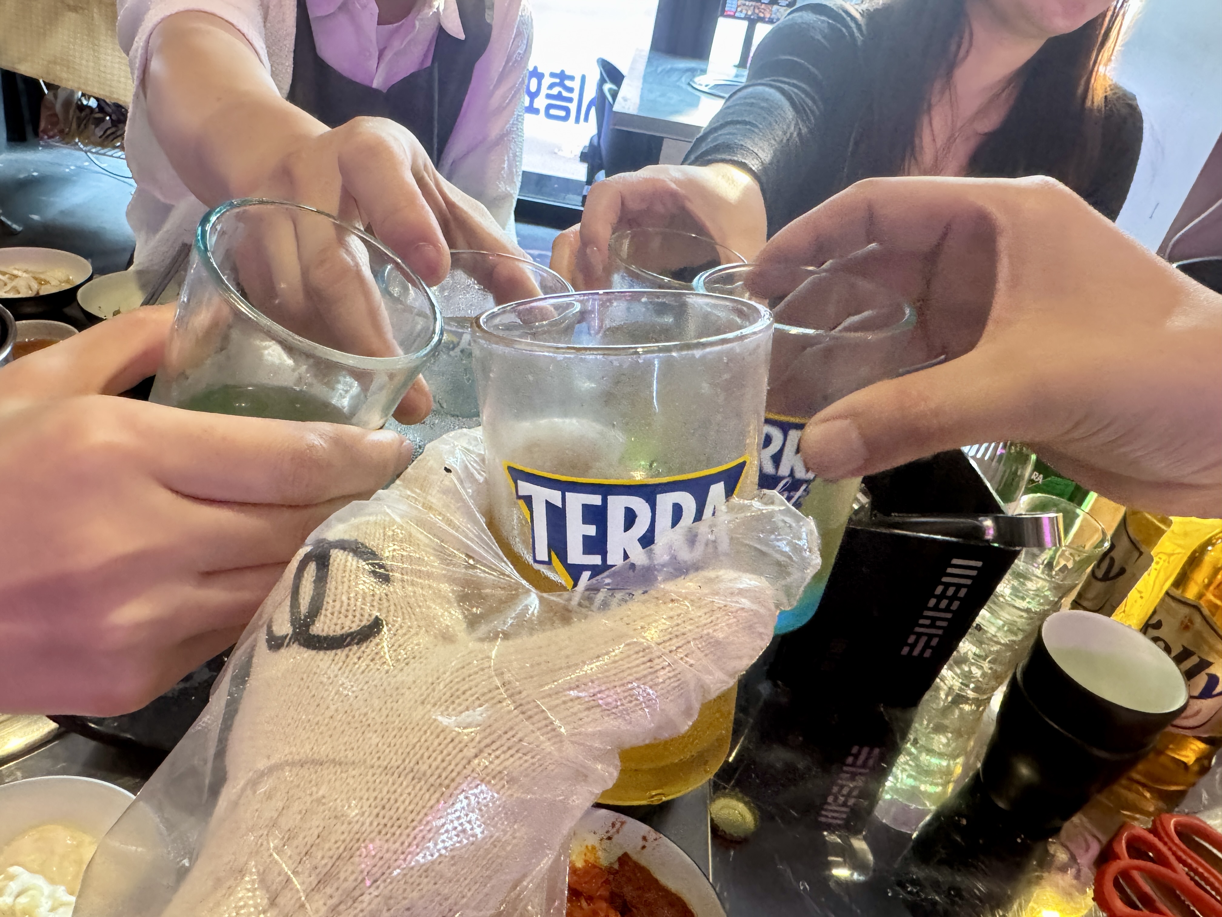 강남 쪽갈비 논현점에서 친구들과 술잔을 부딪히며 건배하는 장면, 샤넬 장갑이 포인트