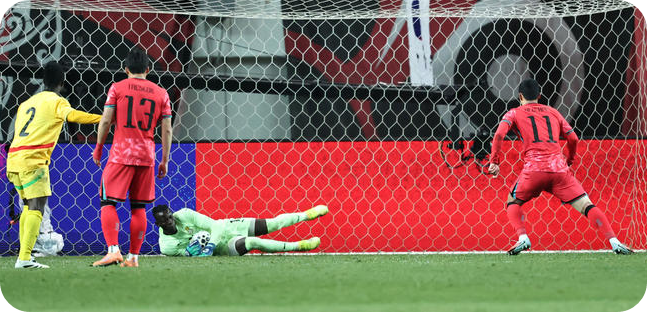 황희찬이 18일 서울월드컵경기장에서 열린 가나와 A매치 평가전에서 후반 페널티킥을 시도했지만 상대 골키퍼에 막히고 있다. [사진=연합뉴스]