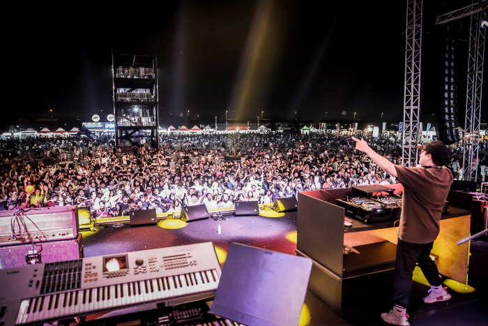 인천 송도 맥주축제 공연장면을 공연자 측에서 관객들을 바라보고 찍은 사진