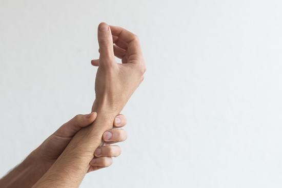 드퀘르벵 병(De Quervain's Tenosynovitis): 원인, 증상 및 치료 방법