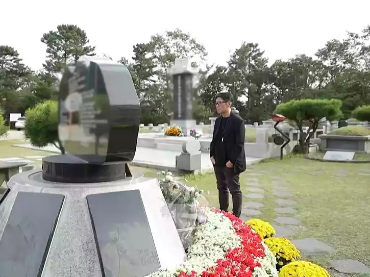 개그맨 김용 김철민 무덤 앞에 서 있는 모습