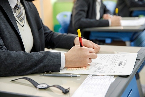 수험생이 시험을 치르고 있다.