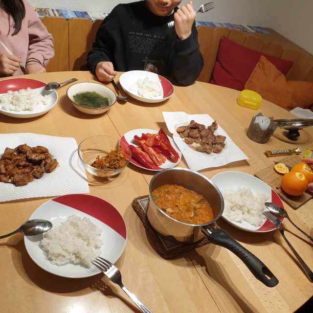 스위스 루체른 숙소에서 저녁식사 - 돼지 목살 구이, 김치 찌개