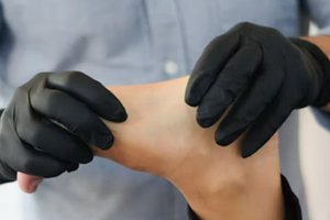 발뒤꿈치 통증, 발뒤꿈치가 아픈 이유, 원인 및 치료방법