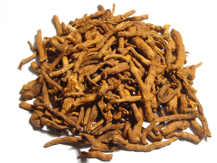 야생에서 채취를 한 둥굴레 풀의 뿌리인 둥굴레(위유, 옥죽)를 깨끗하게 세척을 한 후에 하얀 바닥 위에 수북히 쌓아두고 찍은 사진