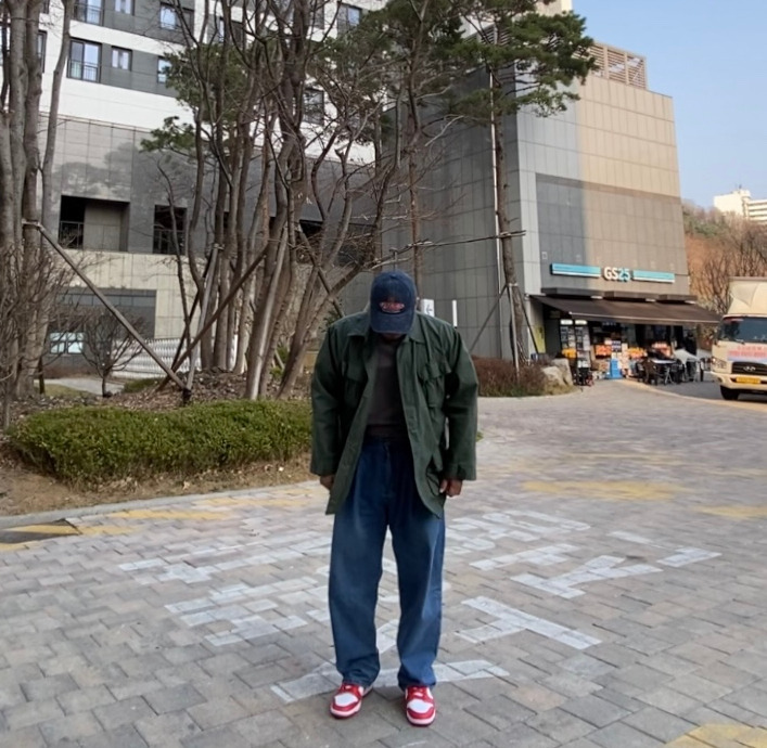 데일리룩('26. 3. 27.)브이투 스톤워싱 빈티지 볼캡, 칼하트 포켓티 K87, 로스코 립스탑 정글 퍼티그재킷, 에러스익셉티드 플리츠 데님팬츠, 나이키 덩크 로우 유니버시티레드