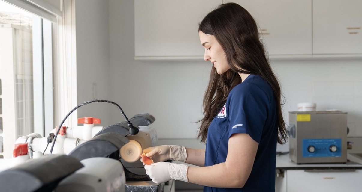 치과에서 근무중인 치과위생사의 모습