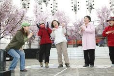 벗꽃이-피는-3월에-노래자랑에서-연예인과-흥겹게-노래를-부르는-어머니