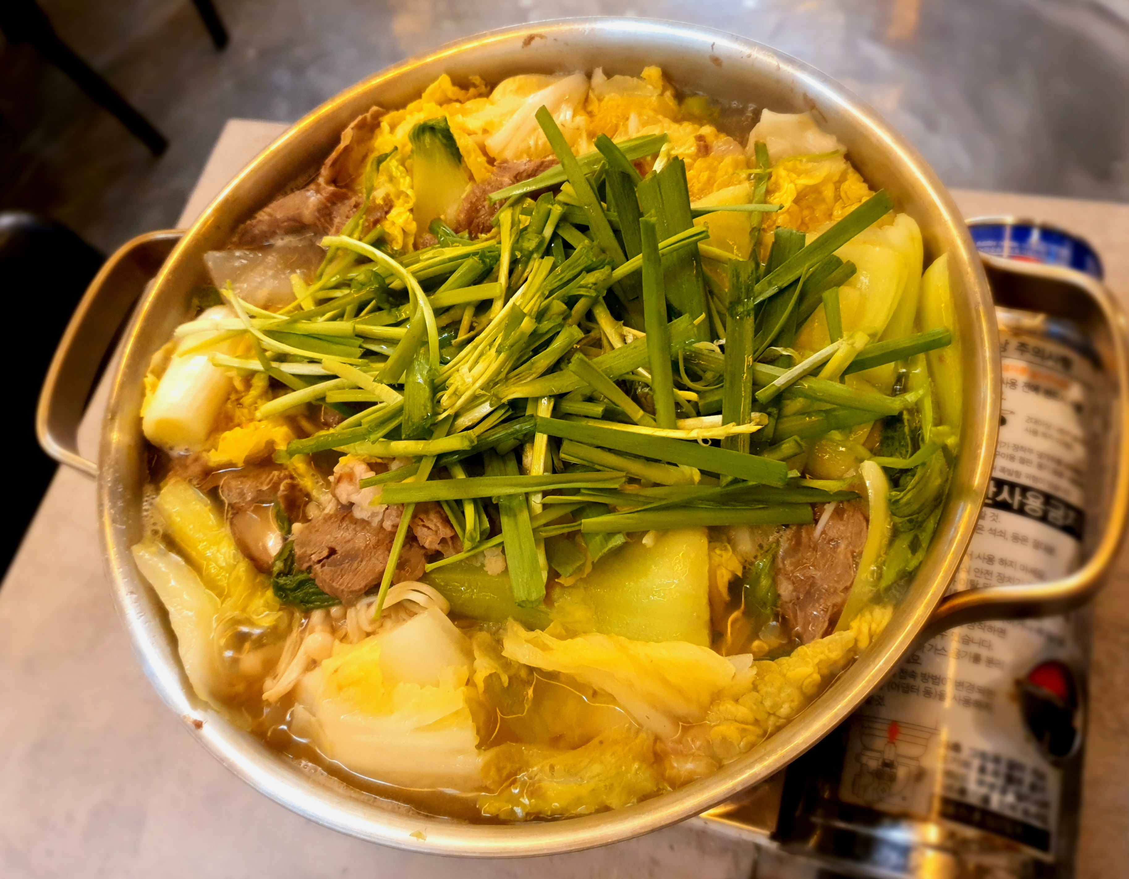 부추를-넣고-끓여요.