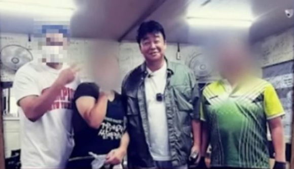 '밀양 여중생 집단 성폭행' 사건 주동자(왼쪾)의 신상이 한 유튜브 채널 폭로로 드러난 가운데 해당 인물을 고용한 것으로 알려진 경북 한 식당이 "1년 전에 일을 그만두게 했다"고 말했다. [사진=유튜브 '나락보관소' 캡처]