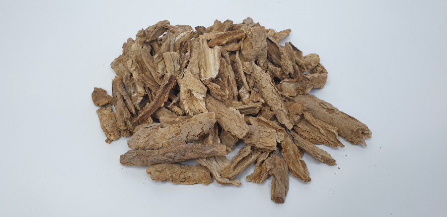 야생에서 채취를 한 구기나무의 뿌리 껍질인 지골피를 깨끗하게 세척하고 건조시킨 후에 흰색 바닥 위에 수북하게 놓아두고 찍은 사진