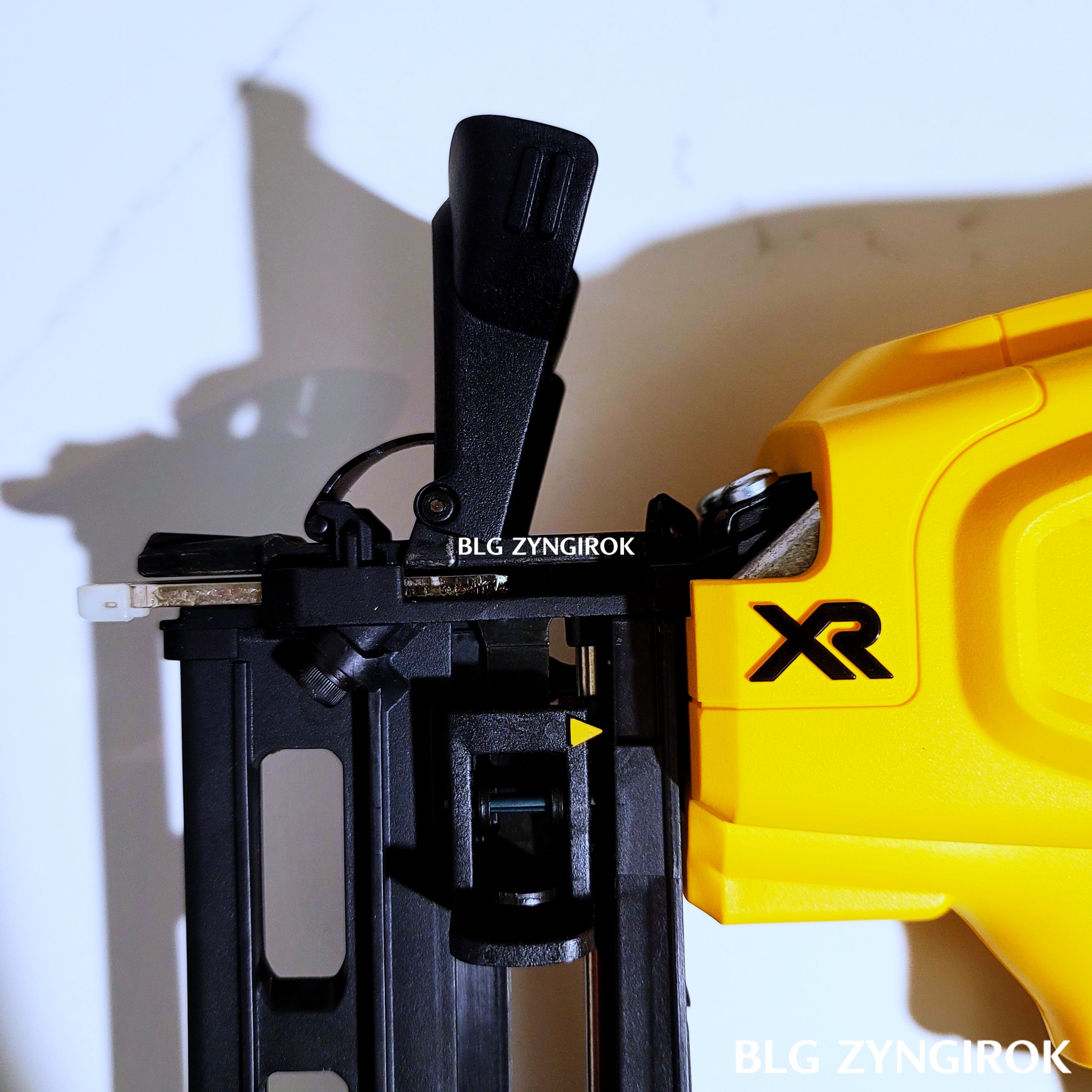 DCN662N-노즈-커버를-들어올리는-모습이다.