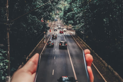 스마트폰에서 차량이 나오는 모습