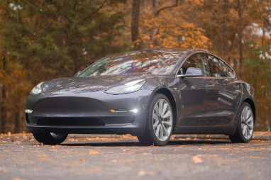 쥐색 테슬라 자동차