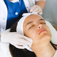 안면거상술을-받는-여성-사진