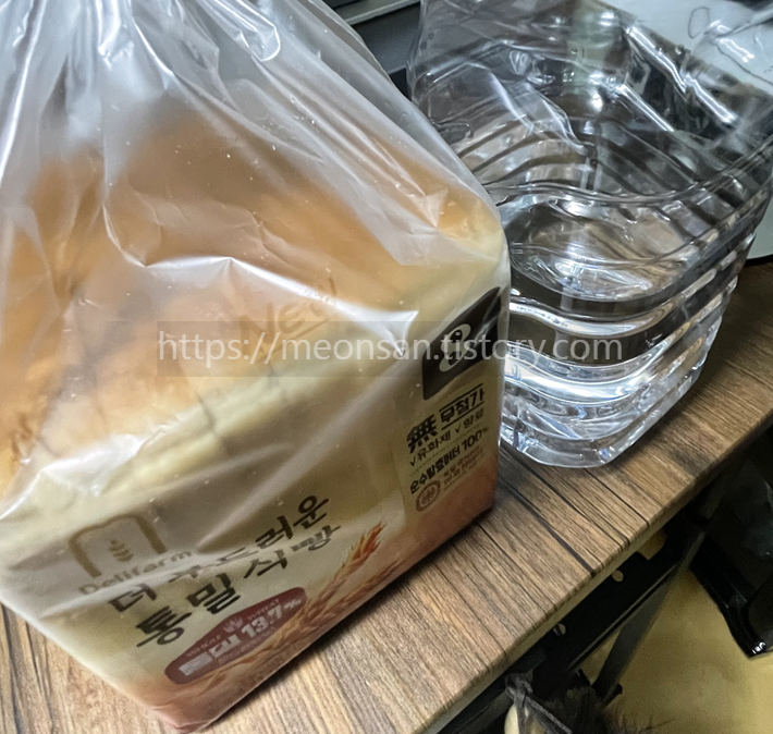 [2026 최신] 노브랜드 더 부드러운 통밀식빵 솔직 후기 &mdash; 삼립 로만밀식빵이랑 뭐가 다른가 리뷰 삼다수와 크기 비교