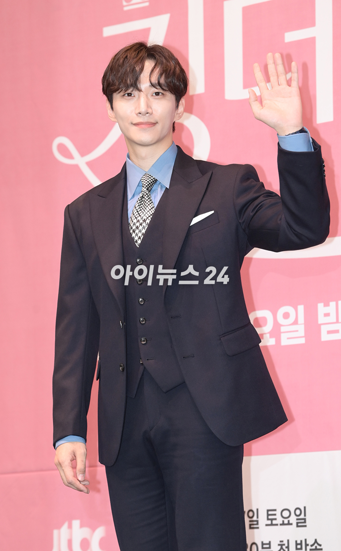 배우 이준호가 15일 오후 서울 구로구 신도림동 라마다서울신도림호텔에서 열린 JTBC 새 토일드라마 '킹더랜드' 제작발표회에 참석하고 있다. [사진=정소희 기자]