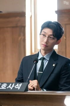 정명석-변호사가-단정히-양속을-차려입고-판사를-응시하는-모습