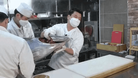 낑낑거리며 가져오는 75kg 참치