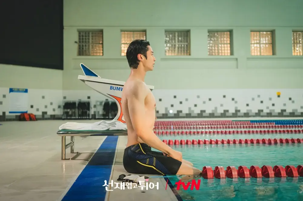 tvn출처-수영장-출발선에-걸터앉아있는-선재-현장포토