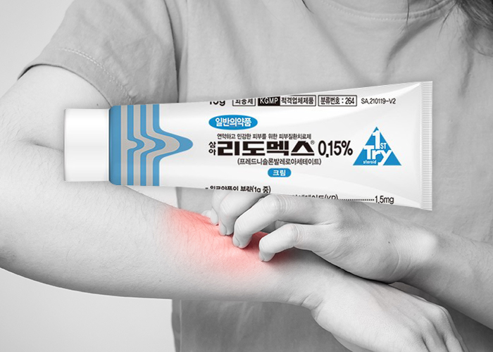 리도맥스 연고 이미지와 가려워서 팔을 긁는 사람 모습