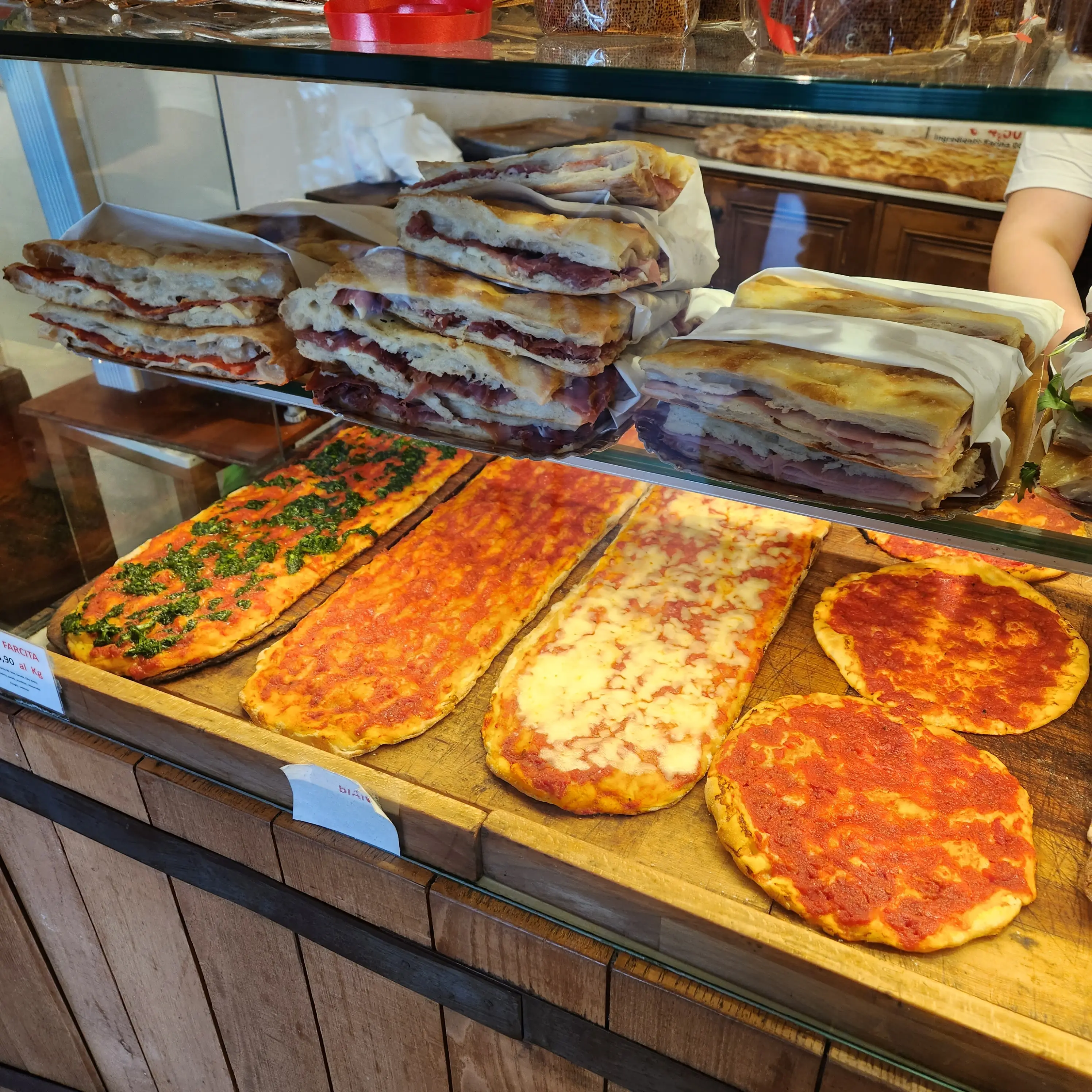 각종-진열된-피자