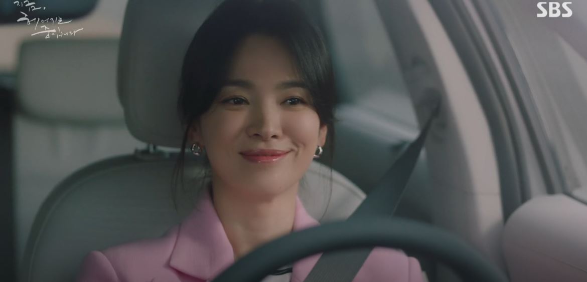 더럽즈 귀걸이를 하고 운전하고 있는 하영은