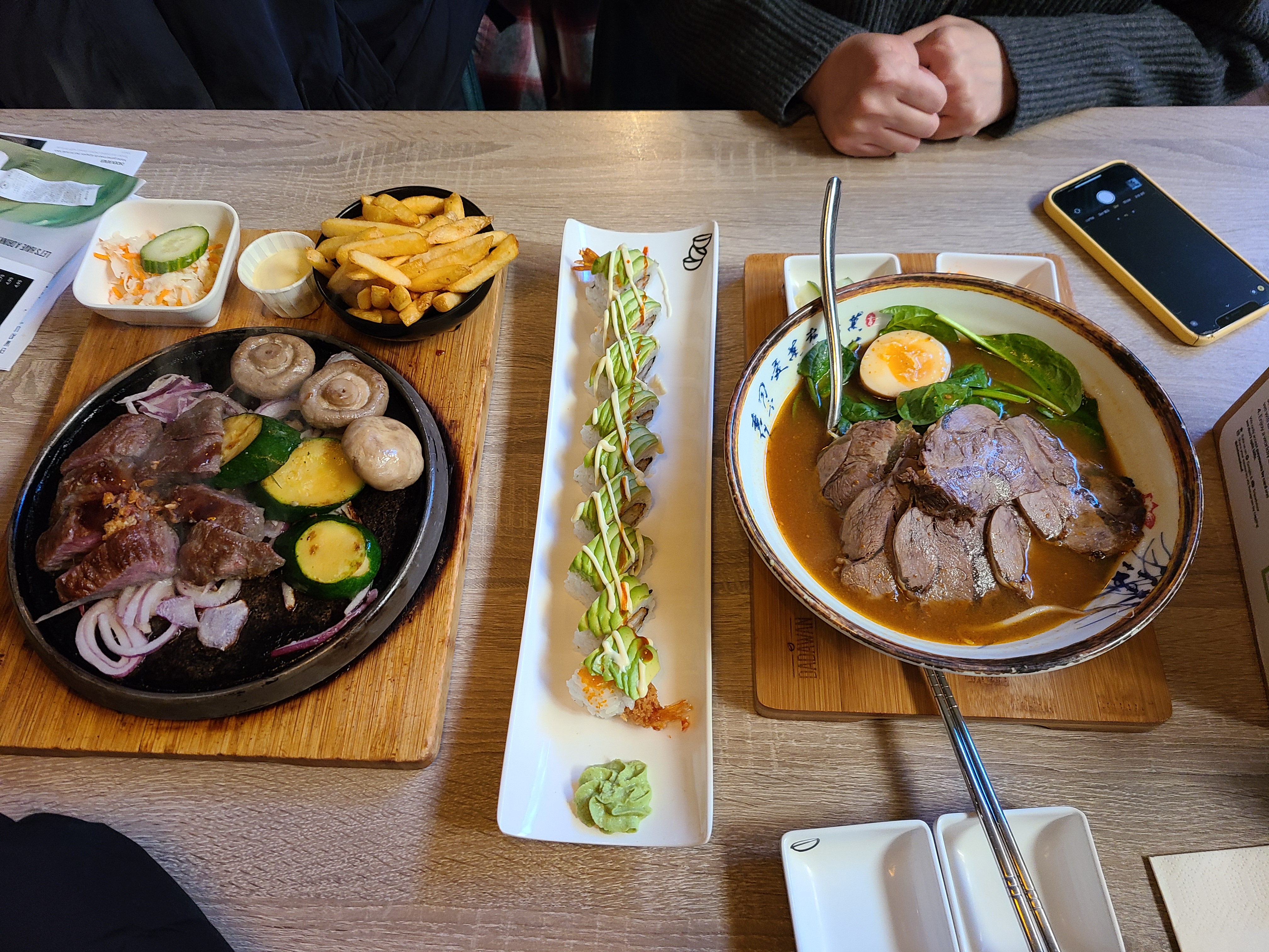 초밥 스테이크 우육탕이 놓인 식당 테이블