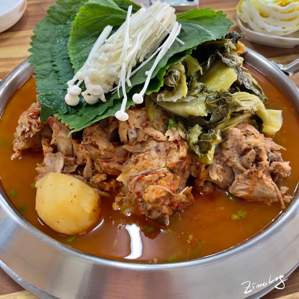 명가감자탕 끓이기 전 감자탕 – 깻잎, 팽이버섯, 우거지가 올라간 모습