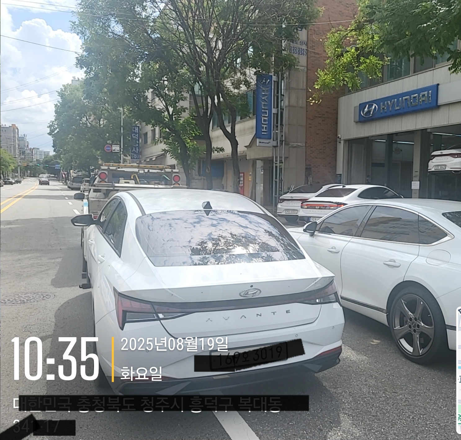 현대 아반떼 차량이 블루핸즈 앞에 주차되어있다.