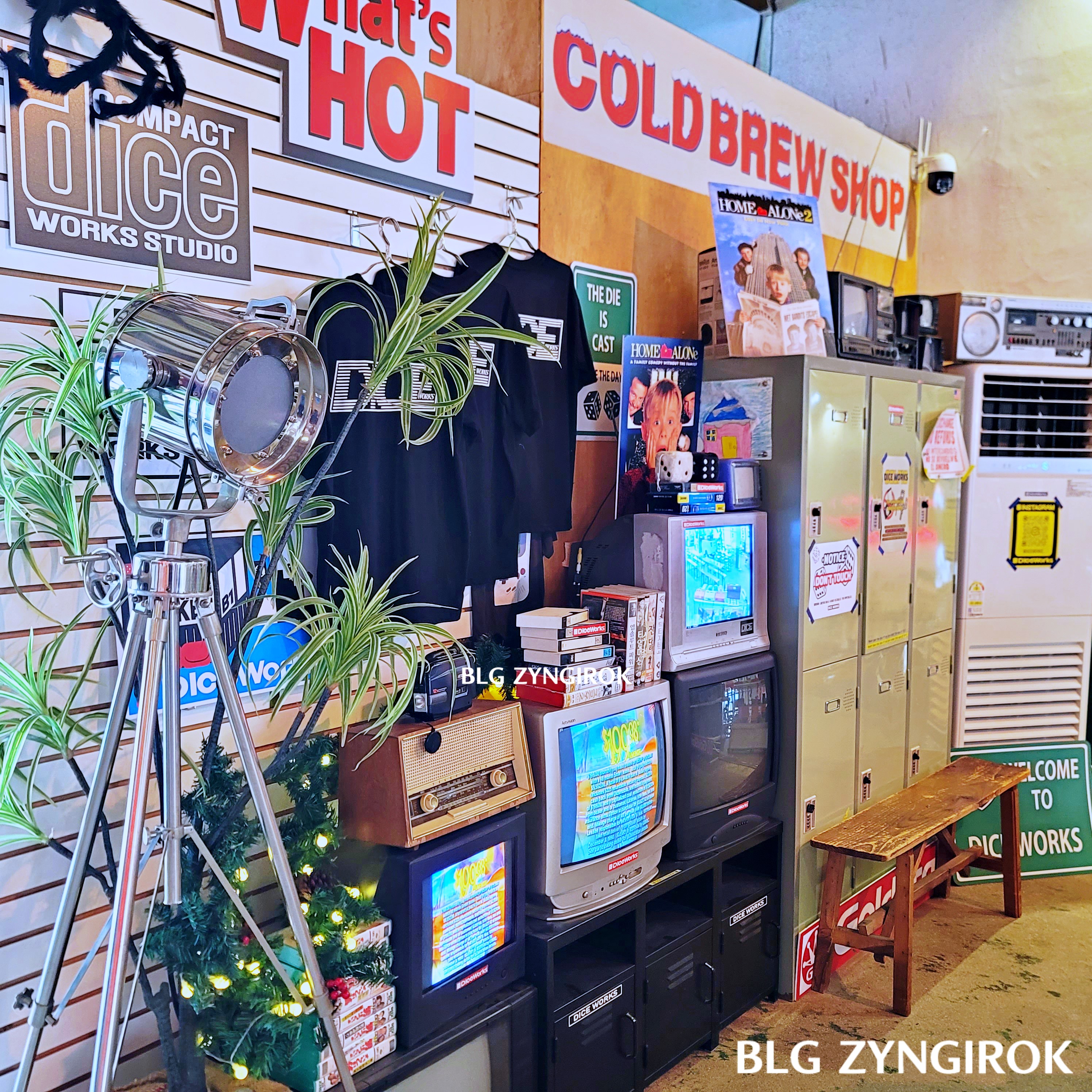 양주 카페 DICE WORKS - 내부 레트로 상품 모습이다.