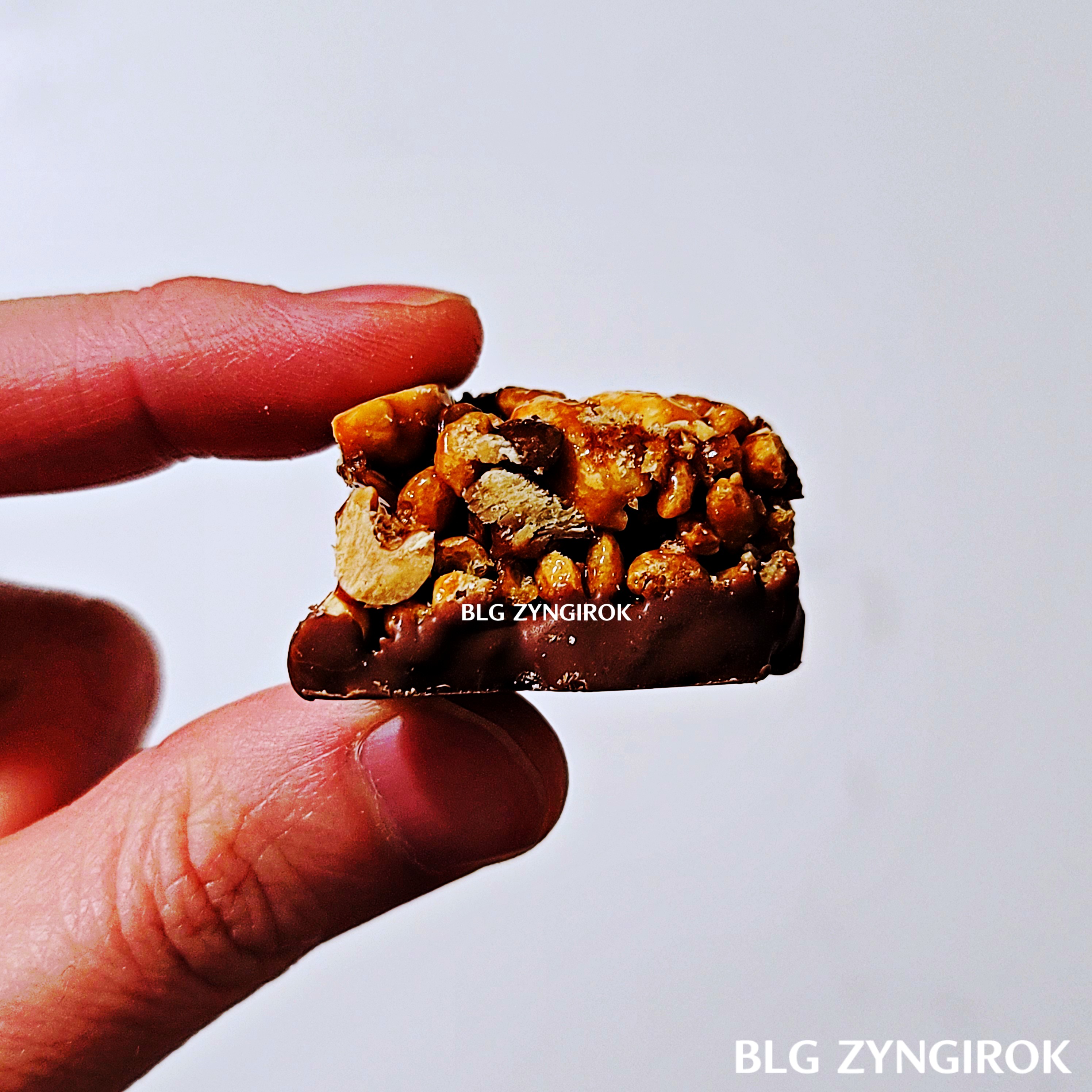 닥터유 미니 단백질바를 들고 있는 모습이다.