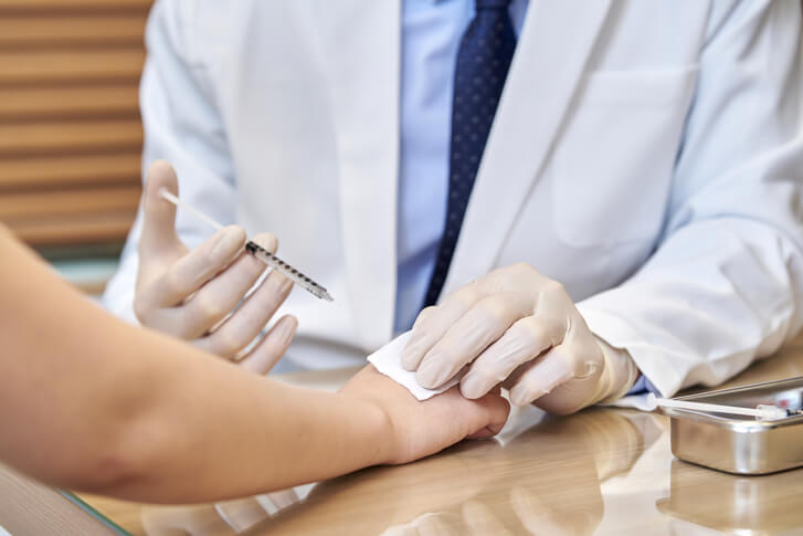 건강검진 받는 여성