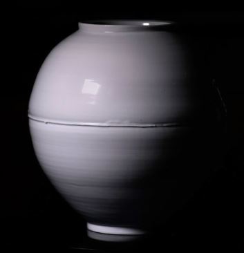 흰색의 고운 달 항아리