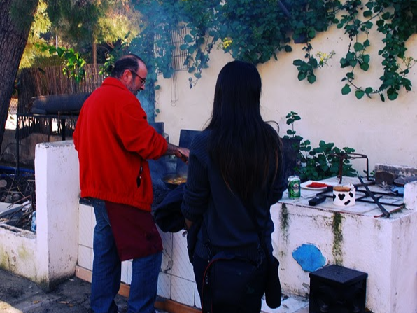 발렌시아의 친구네집, 뒷 마당에서 빠에야를 만들고 있는 모습