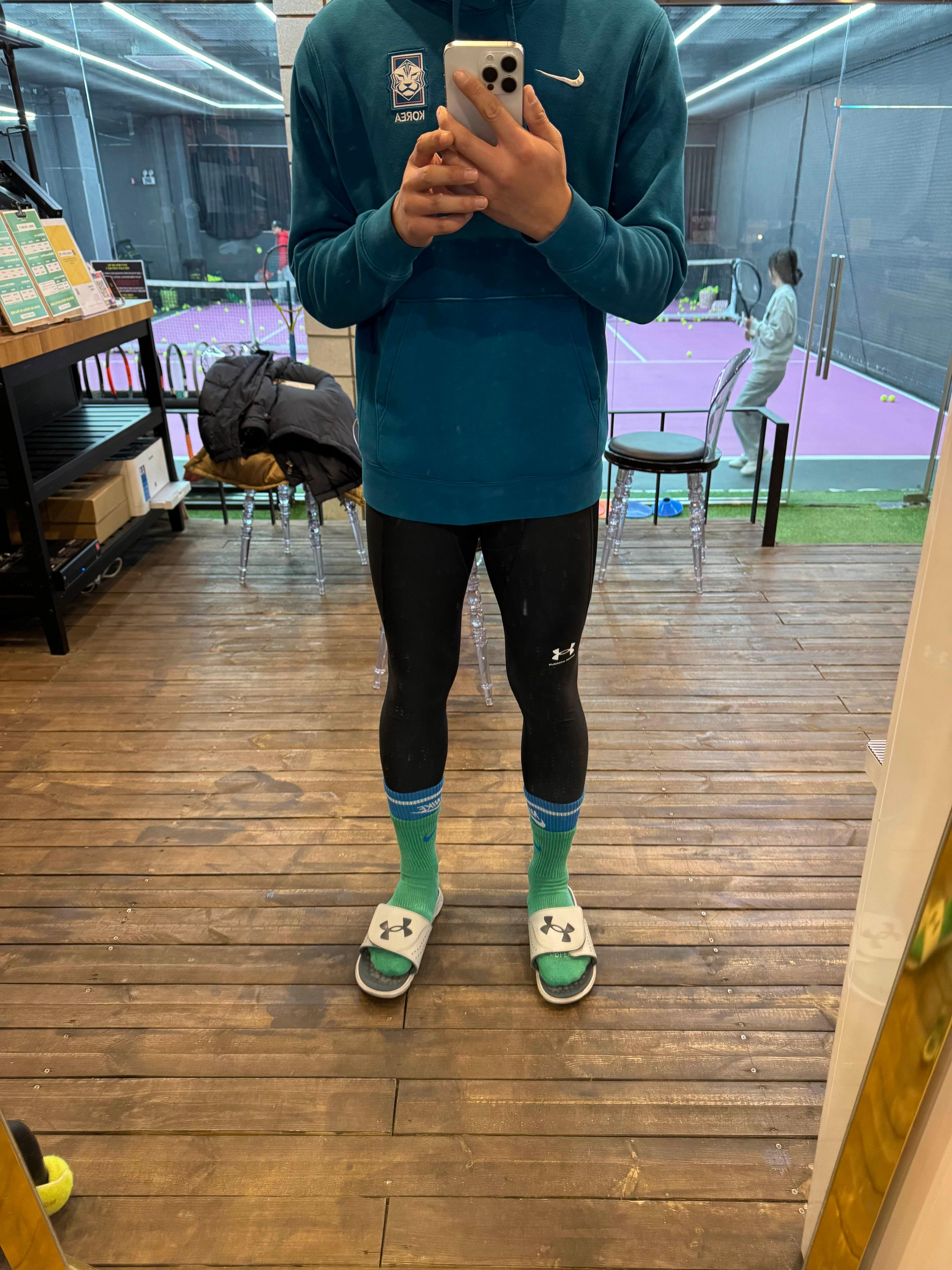 레슨 전에 나이키 대한민국 후드 입고 찍은 사진