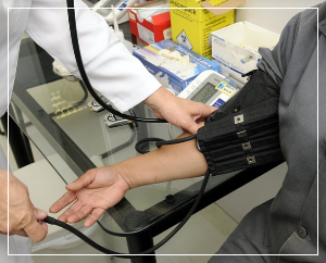 환자가 혈압을 재고 있다