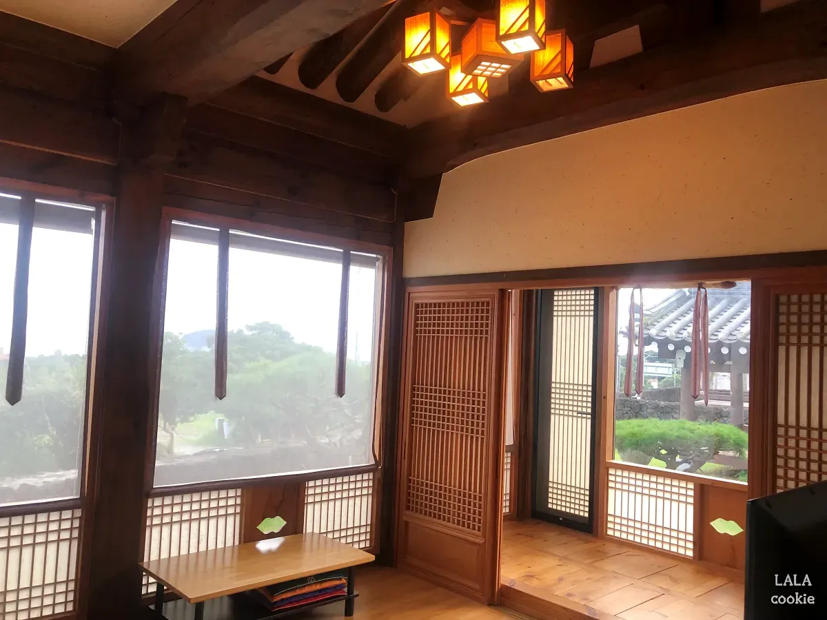 제주도-남쪽-숙소-한옥호텔-한라궁-거실-안채