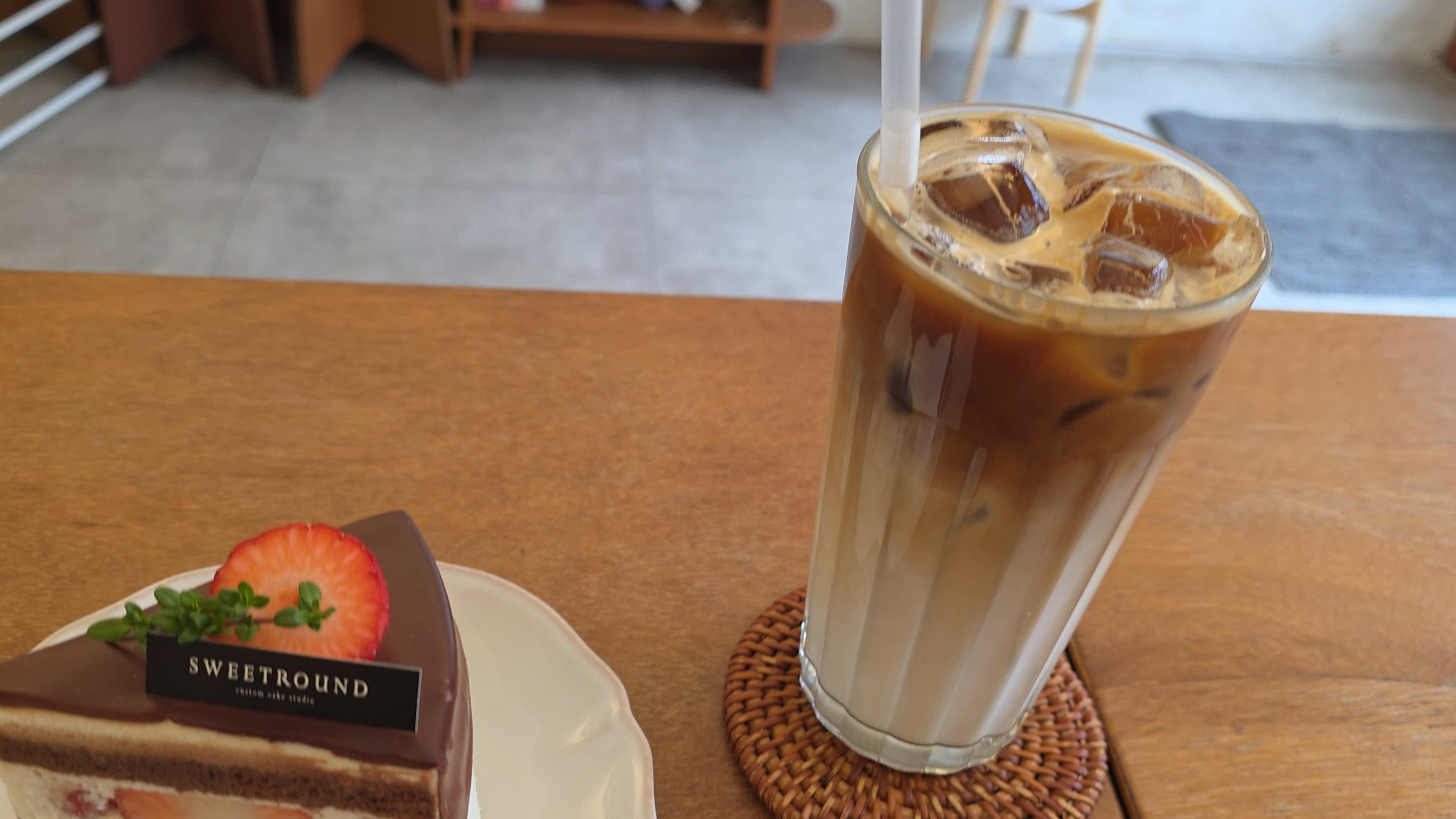 발로나 딸기 초코 생크림 케이크와 라떼