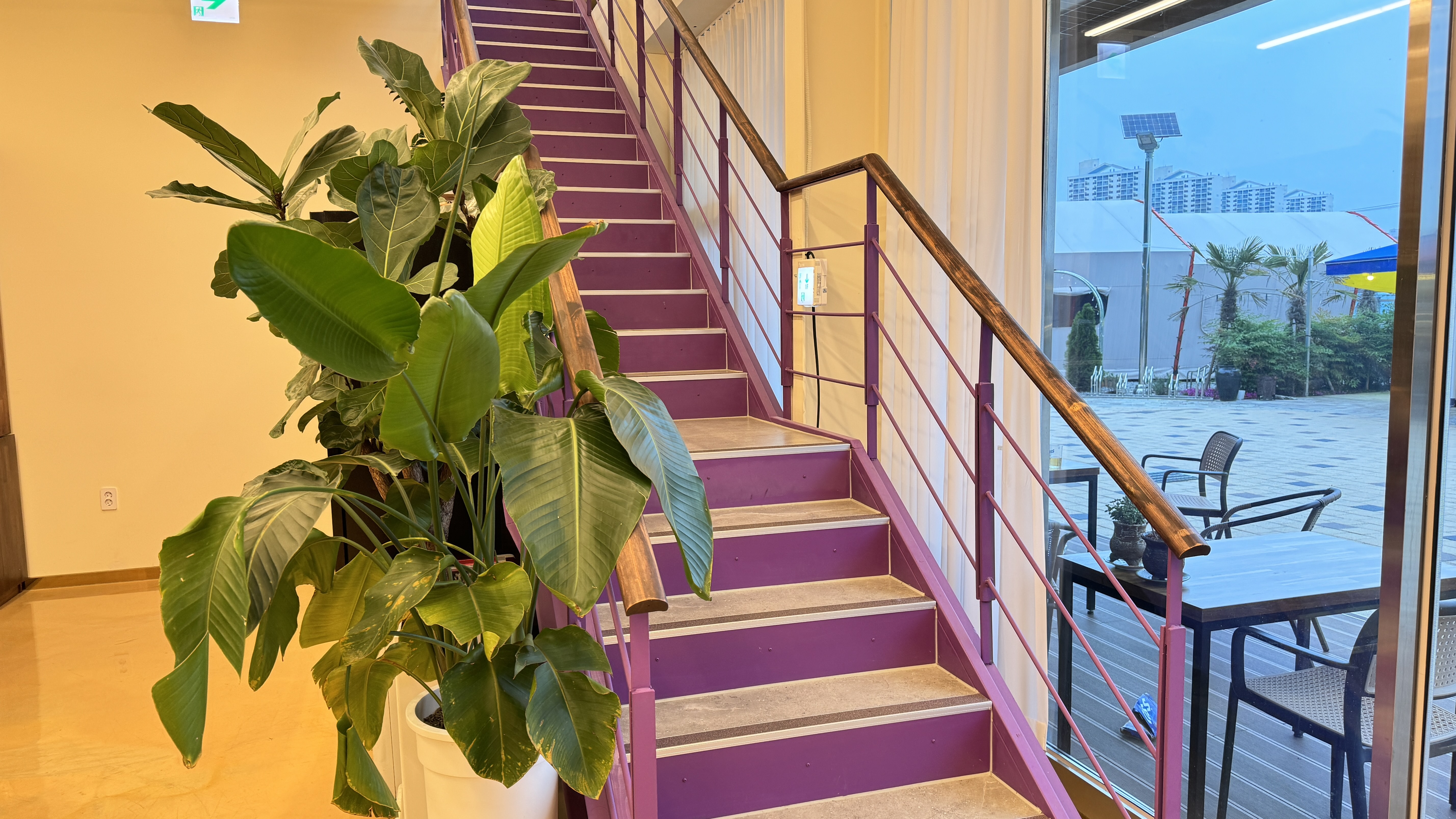 낭만 글램핑 카페 2층으로 가는 계단