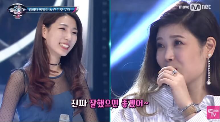 미소짓고있는-긴머리여성의모습