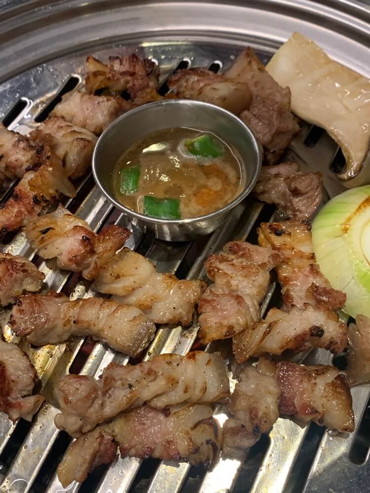 점점 끓고 있는 액젓과 잘 이기은 오겹살, 양파, 버섯