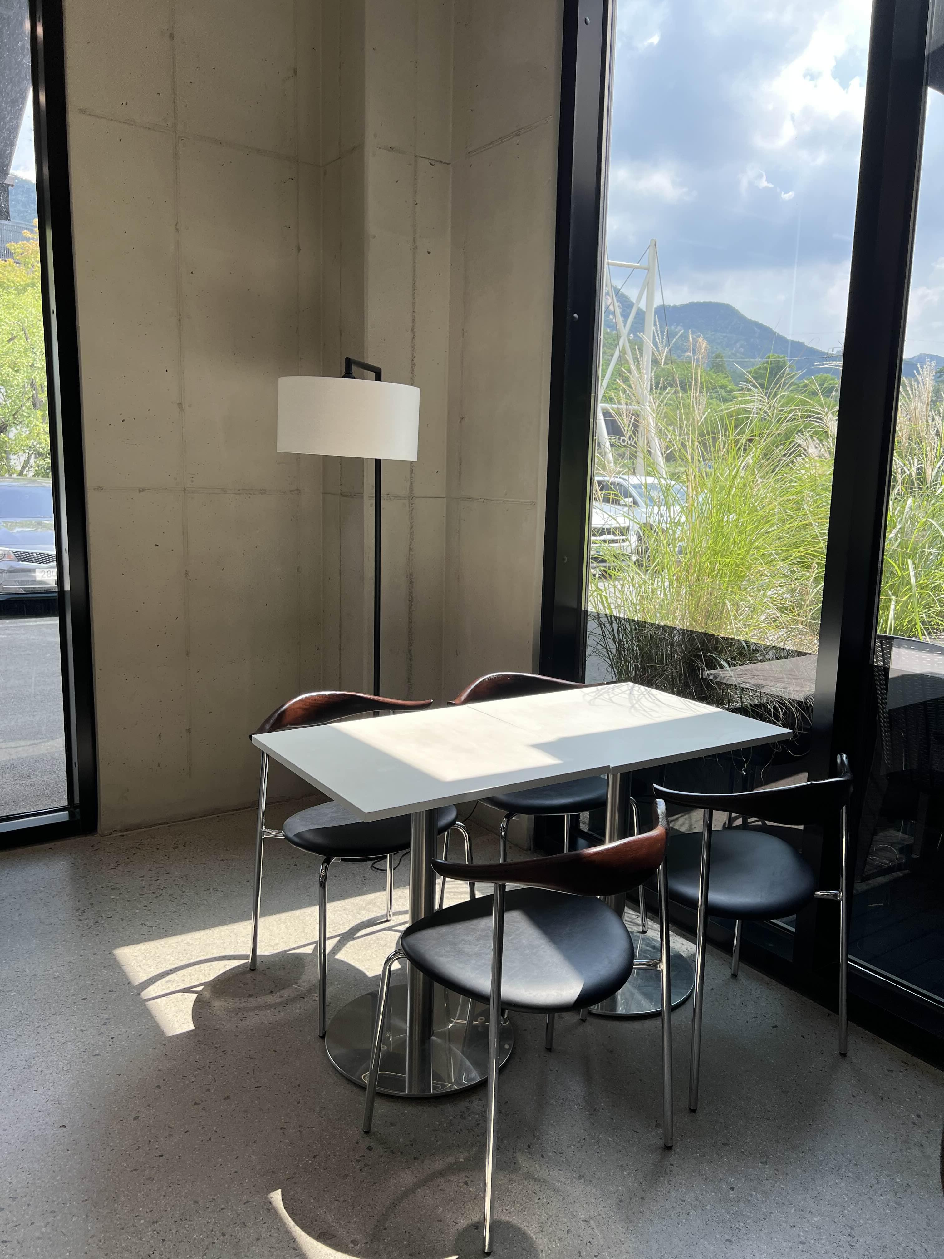 북한산 리플로우 카페 1층