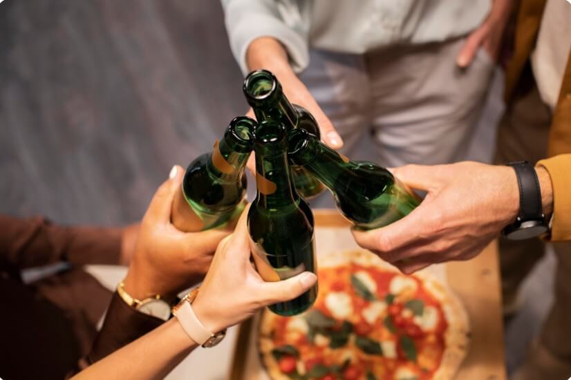 다같이 술을 마시는 모습