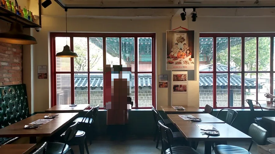 메이드인시카고피자-내부의-테이블좌석과-창밖의-덕수궁돌담길